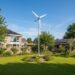 kleine private Windkraftanlage im eigenen Garten